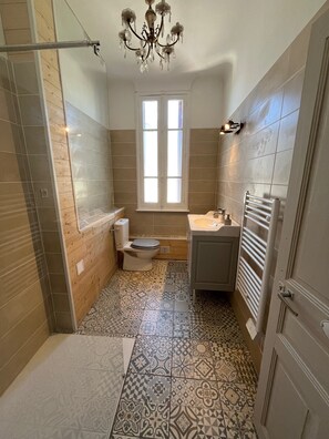 Douche, bidet, serviettes fournies, savon
