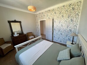 2 chambres, fer et planche à repasser, Wi-Fi, draps fournis