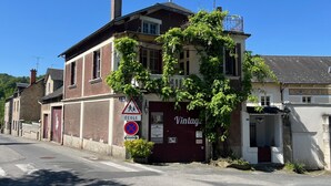 A building with a sign reading "Vintage" and a "No Parking" sign.