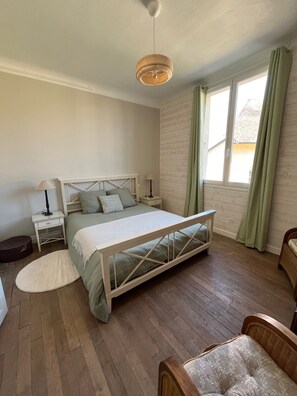 2 bedrooms, iron/ironing board, WiFi, bed sheets