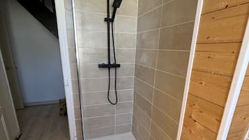 Een douche, een bidet, handdoeken, zeep
