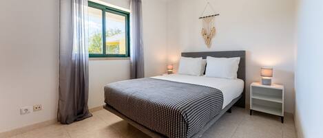 2 bedrooms, iron/ironing board, free WiFi, bed sheets