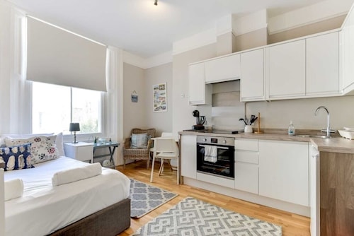 Charming Studio Apartment on Brighton & Hove Border – Steps from the Beach