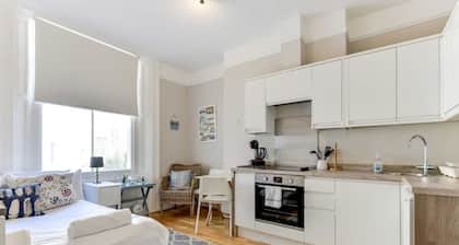 Charming Studio Apartment on Brighton & Hove Border – Steps from the Beach