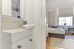 Dusche, Handtücher, Toilettenpapier