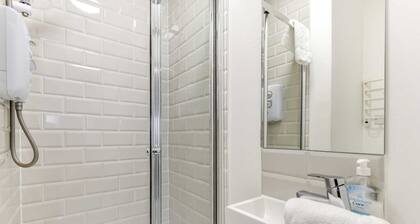 Charming Studio Apartment on Brighton & Hove Border – Steps from the Beach
