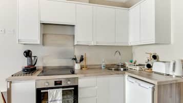 Fridge, oven, stovetop, electric kettle