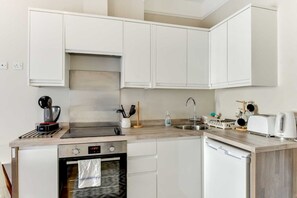 Fridge, oven, stovetop, electric kettle