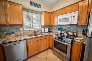 Kühlschrank, Mikrowelle, Ofen, Geschirrspüler