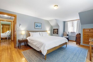 3 bedrooms, desk, iron/ironing board, free WiFi