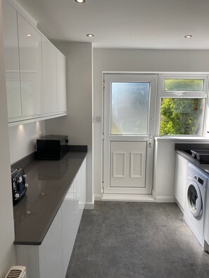 Frigorífic, microones, forn i placa de cuina