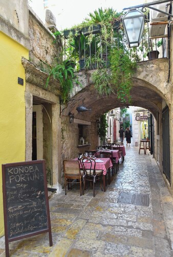 ENDROIT PARFAIT DANS LA VIEILLE VILLE de BUDVA