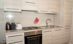Microwave, oven, stovetop, dishwasher - Rosa House Varenna Apartment with a view of Lake Como (Varenna)