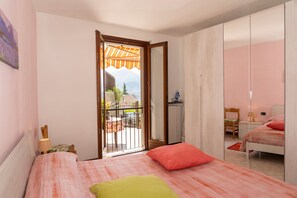 2 bedrooms, iron/ironing board, WiFi, bed sheets - Rosa House Varenna Apartment with a view of Lake Como (Varenna)