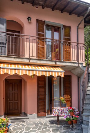 Exterior detail - Rosa House Varenna Apartment with a view of Lake Como (Varenna)