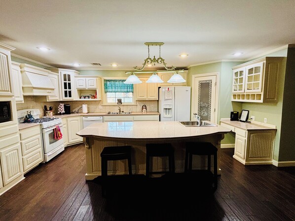 Een koelkast, een microgolfoven, een oven, een kookplaat