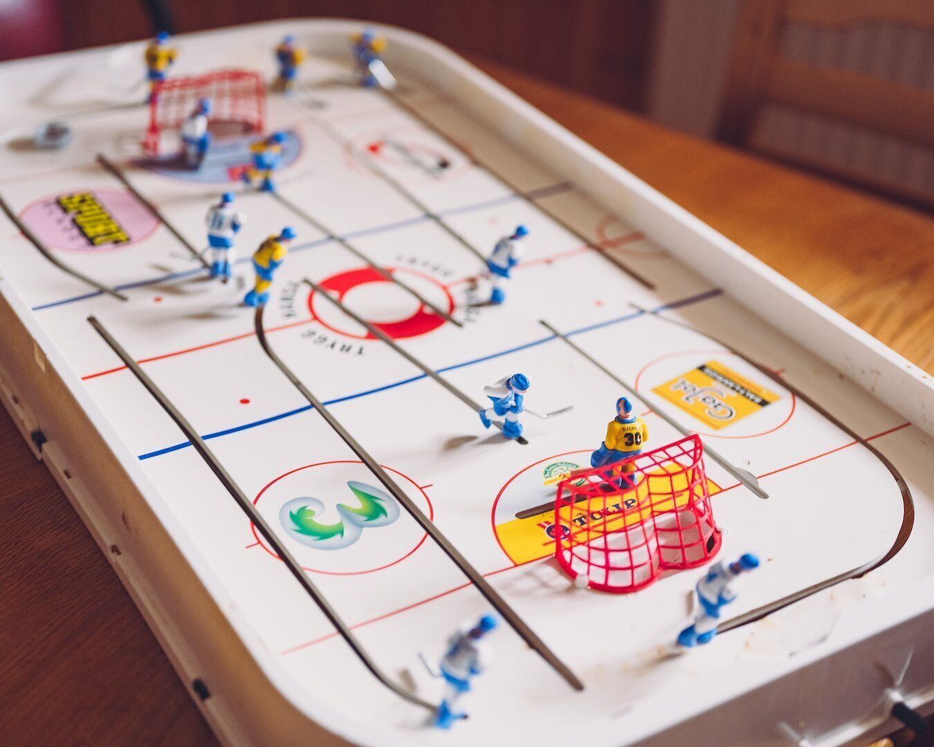 Un juego de hockey sobremesa con figuras en miniatura y porterías.