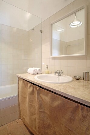 Hårtork och handdukar