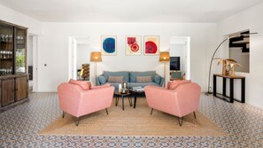 Una televisión, una mesa de tenis de mesa
