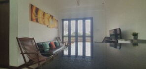 A living room with a sofa, a TV, and a plant. - Mount Apartments Colombo (Dehiwala-Mount Lavinia)
