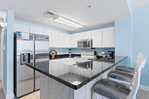 Frigorífico, microondas, horno y placa de cocina