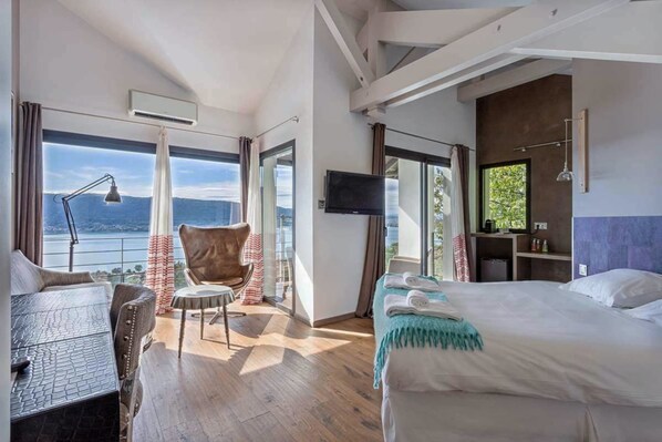 4 bedrooms, desk, WiFi