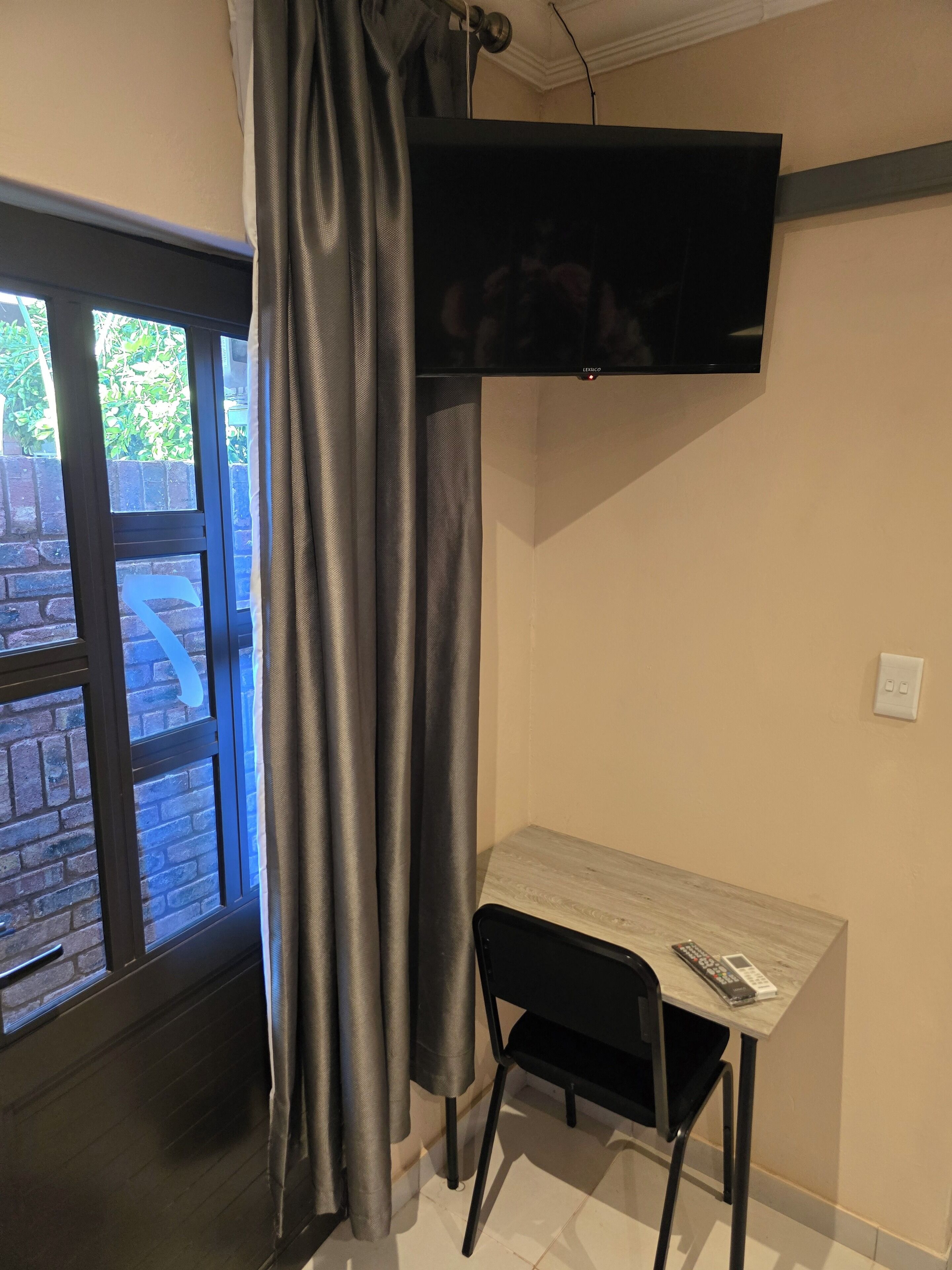 Suite Affaires, 1 lit double, vue sur le jardin | Literie de qualité, couette en duvet, lit avec matelas à plateau-coussin