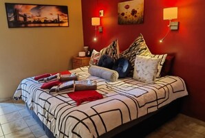 Executive Suite, 1 King Bed, Air conditioning, Garden View | Premium bedding, down comforters, individually decorated