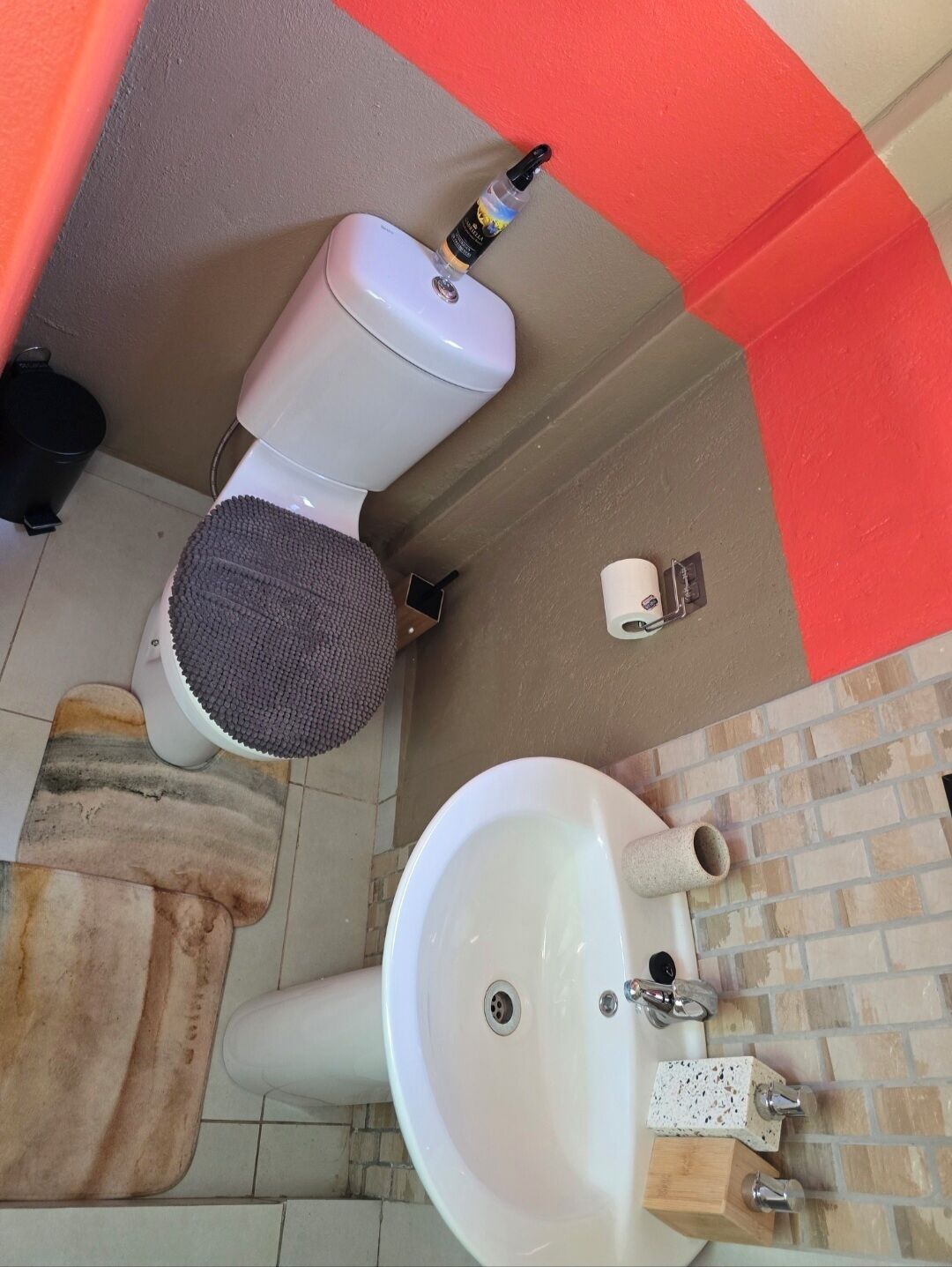 Een badkamer met toilet, bidet en wastafel.