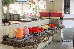 Un comptoir de buffet proposant une variété de plats et de boissons.