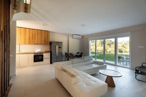 Unclassified image, 3 of 21, button