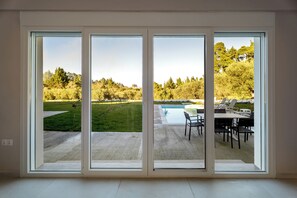 Unclassified image, 4 of 21, button