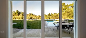 HARMONY LUXURY VILLA with ENDLESS POOL. Pet -Friendly