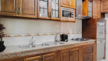 Mikroaaltouuni, uuni, liesi, astianpesukone