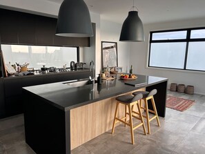 Frigorífico, microondas, horno y placa de cocina