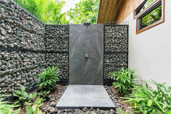 Luxury Bungalow, 1 Bedroom, Non Smoking, Mountain View | Bathroom | Shower, soap, shampoo, toilet paper