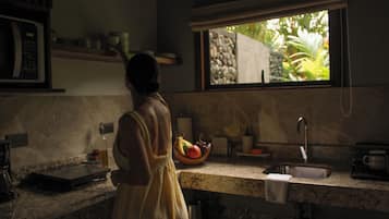 Luxury Bungalow, 1 Bedroom, Non Smoking, Mountain View | Private kitchen | Mini-fridge, microwave, stovetop, cookware/dishes/utensils