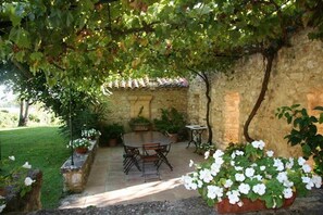 Outdoor dining - 17th century bastide for rent in the vineyards 8 sleeps Aix-en-Provence (Aix-en-Provence)