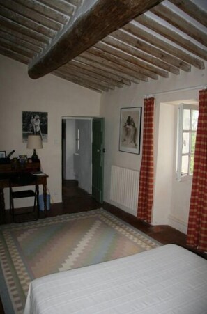 4 chambres, fer et planche à repasser, Wi-Fi, draps fournis