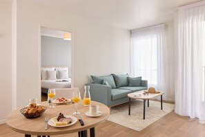 Zimmer, 1 Queen-Bett, Nichtraucher (Upgrade) | Kostenloses WLAN, Bettwäsche