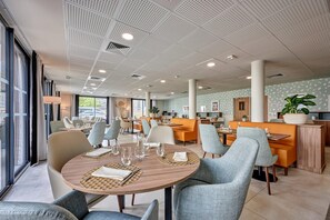 Petit déjeuner continental (12.90 EUR par personne)