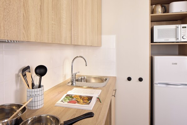 Two-bedroom apartment | Cocina privada | Frigorífico pequeño, microondas, placa de cocina y cafetera o tetera