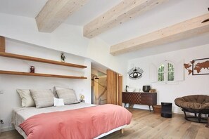 6 bedrooms, free WiFi, bed sheets