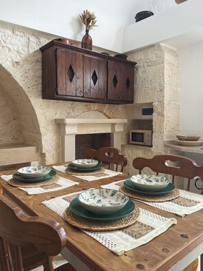 Dining - Ancient Trullo surrounded by greenery in the heart of Valle D'Itria (Puglia)