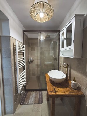 Shower, hair dryer, bidet, towels - Ancient Trullo surrounded by greenery in the heart of Valle D'Itria (Puglia)