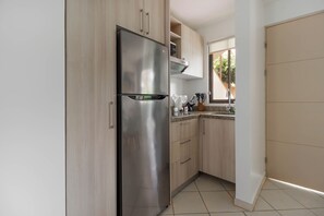 Réfrigérateur, micro-ondes, plaque de cuisson, cafetière/bouilloire