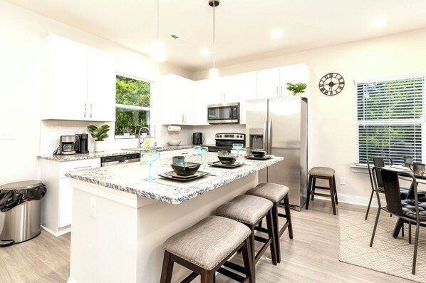 Réfrigérateur, micro-ondes, four, plaque de cuisson