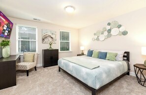 3 soverom, skrivebord, strykejern/-brett og reiseseng for barn