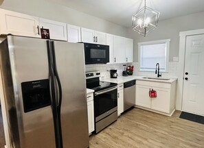 Microwave, oven, stovetop, dishwasher - Mimosa house (Goldsboro)