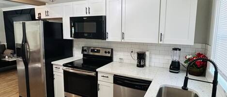 Microonde, forno, piano cottura, lavastoviglie